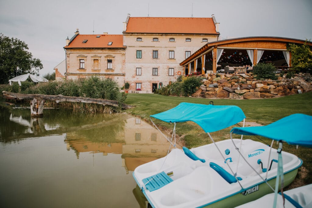 top svatební lokace nedaleko prahy, starý mlýn u byšic